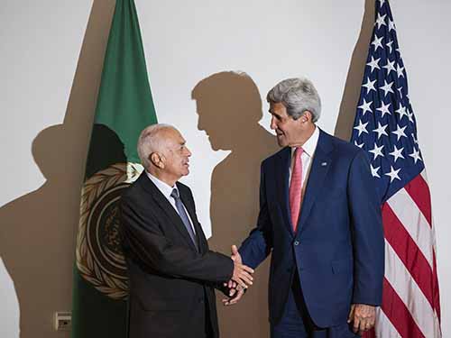 Tổng thư ký Liên đoàn Ả Rập Nabil al-Arabi (trái) và Ngoại trưởng Mỹ John Kerry tại Cairo hôm 13-9
Ảnh: Reuters