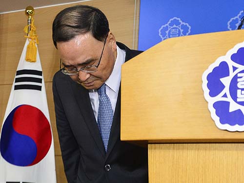 Thủ tướng Chung Hong-won sau khi thông báo quyết định từ chức hôm 27-4
Ảnh: Reuters