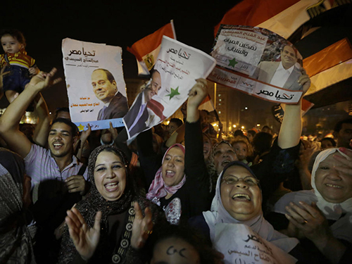 Những người ủng hộ &ocirc;ng Abdel-Fattah el-Sissi ở quảng trường Tahrir s&aacute;ng sớm 29-5
Ảnh: AP