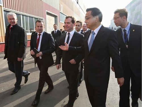 Thủ tướng Trung Quốc L&yacute; Khắc Cường (thứ hai từ phải qua) v&agrave; Thủ tướng Nga Dmitry Medvedev (giữa) xem triển l&atilde;m &ldquo;Open Innovations Expo&rdquo; ở Moscow ng&agrave;y 14-10 Ảnh: VMDAILY.RU
