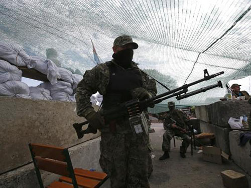 Những người ủng hộ Nga chốt giữ ở ngoại ô Slaviansk ngày 24-5
Ảnh: REUTERS