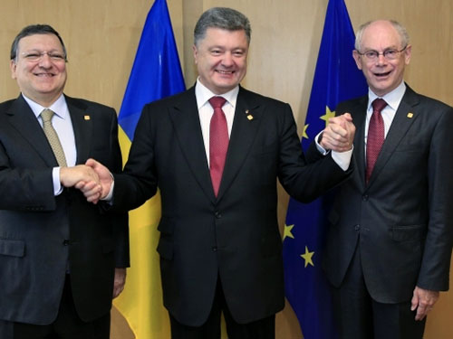Từ trái sang: Chủ tịch Ủy ban châu Âu José Manuel Barroso, Tổng thống Ukraine Petro Poroshenko và Chủ tịch Hội đồng châu Âu Herman van Rompuy sau khi ký hiệp định liên kết hôm 27-6.Ảnh: REUTERS