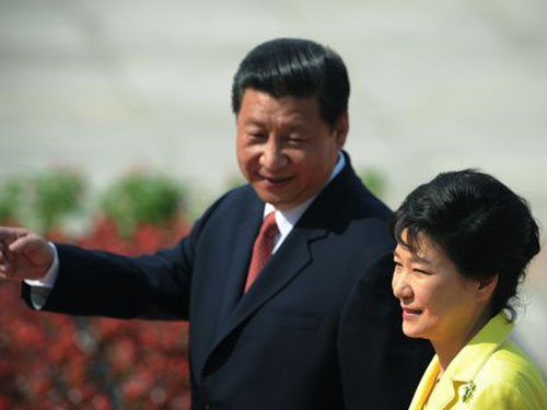 Chủ tịch Trung Quốc Tập Cận B&igrave;nh tiếp Tổng thống H&agrave;n Quốc Park Geun-hye tại Bắc Kinh v&agrave;o th&aacute;ng 6-2013 Ảnh: AP
