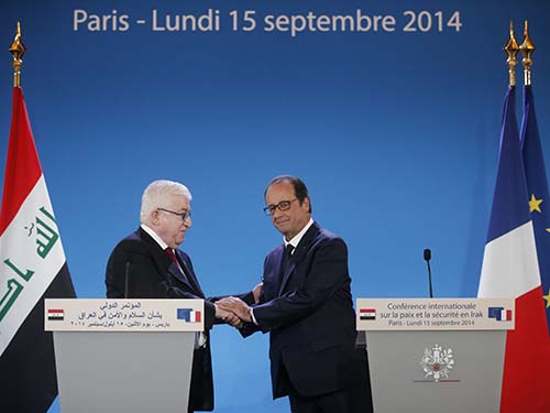 Tổng thống Ph&aacute;p Francois Hollande (phải) v&agrave; người đồng cấp Iraq Fuad Masum tại hội nghị ở Paris h&ocirc;m 15-9Ảnh: Reuters