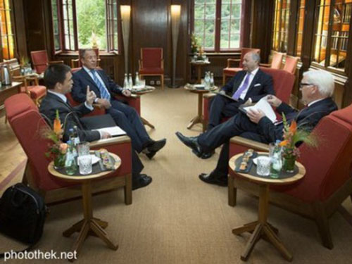 Từ trái sang: Các ngoại trưởng Ukraine, Nga, Pháp và Đức: Pavel Klimkin, Sergei Lavrov, Laurent Fabius và Frank-Walter Steinmeier sau cuộc hội đàm ngày 18-8
Ảnh: PHOTOTHEK.NET