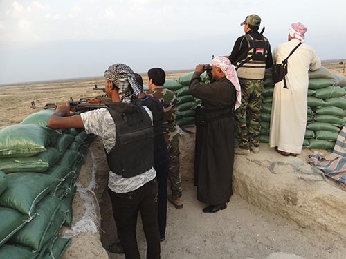 Các tay súng bộ tộc tham gia cuộc chiến chống IS ở tỉnh Anbar - Iraq
Ảnh: Reuters