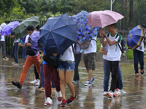 B&atilde;o Kalmaegi g&acirc;y mưa lớn ở thủ đ&ocirc; Manila - Philippines h&ocirc;m 14-9Ảnh: Reuters