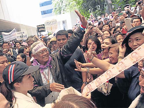 Thái Lan: Rạn nứt giữa Abhisit và Suthep
