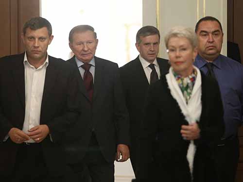 Từ trái sang: Thủ tướng Cộng hòa Nhân dân Donetsk tự xưng Alexander Zakharchenko, cựu Tổng thống Ukraine Leonid Kuchma, Đại sứ Nga tại Ukraine Mikhail Zurabov, Đại sứ OSCE Heidi Tagliavini và lãnh đạo Cộng hòa Nhân dân Luhansk tự xưng Igor Plotnitsky tại cuộc họp ở MinskẢnh: Reuters