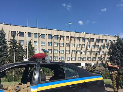 Lực lượng an ninh Ukraine canh gác trước tòa nhà hành chính Slavyansk sau khi tái chiếm thành phố nàyẢnh: NEWSRU