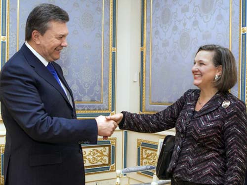 Tổng thống Ukraine Viktor Yanukovich đón trợ lý ngoại trưởng Mỹ Victoria Nuland ở Kiev ngày 6-2Ảnh: AP