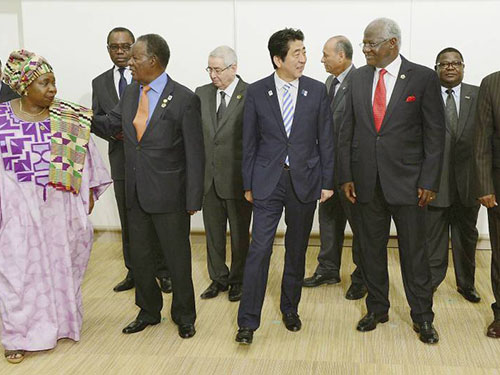 Thủ tướng Nhật Bản Shinzo Abe và các nhà lãnh đạo châu Phi tại hội nghị quốc tế ở Tokyo vào năm ngoái
Ảnh: The Japan Times