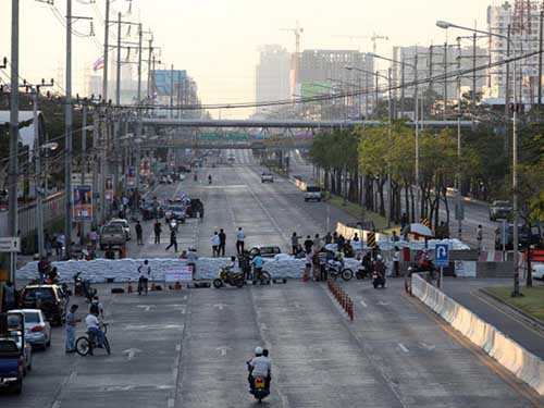 Đường Chaeng Wattana đ&atilde; bị phe biểu t&igrave;nh ngăn chặn v&agrave;o chiều 12-1Ảnh: BANGKOK POST