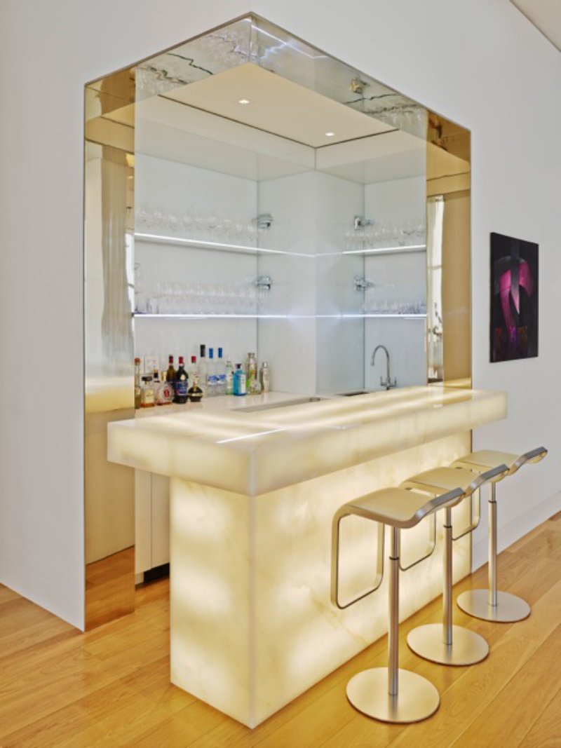 Cạnh đ&oacute; l&agrave; quầy bar sang trọng để phục vụ cocktail