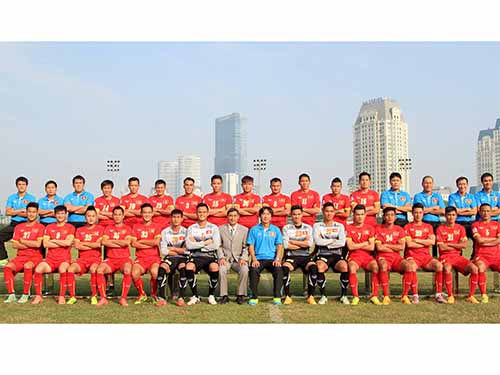 To&agrave;n bộ đội tuyển Việt Nam với trang phục mới trước khi HLV Miura g&uacute;t danh s&aacute;ch ch&iacute;nh thức dự giảiẢnh: HẢI ANH