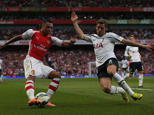 Chamberlain (trái) nhiều khả năng sẽ chuyển vào đá tiền vệ trung tâm khi tuyến giữa Arsenal đang sứt mẻ
Ảnh: REUTERS