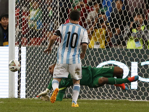 Messi đá hỏng 11 m, Argentina thua Brazil