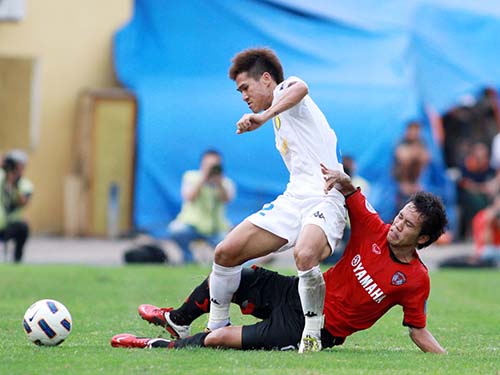 Sỹ Cường (trái) tranh bóng với Thonglao trong trận Hà Nội T&T hòa Muangthong 0-0 ở AFC Cup 3 năm trướcẢnh: Hải Anh