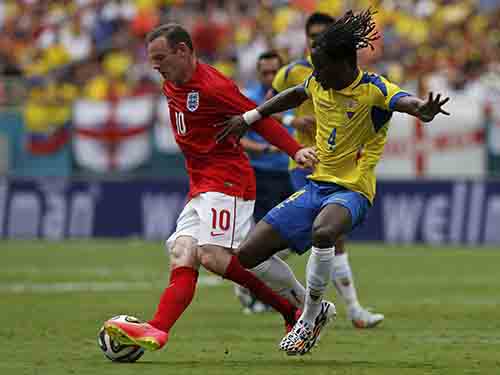 Rooney (tr&aacute;i) cần được c&aacute;c chuy&ecirc;n gia, cựu cầu thủ Anh động vi&ecirc;n thay v&igrave; ch&ecirc; bai
Ảnh: REUTERS