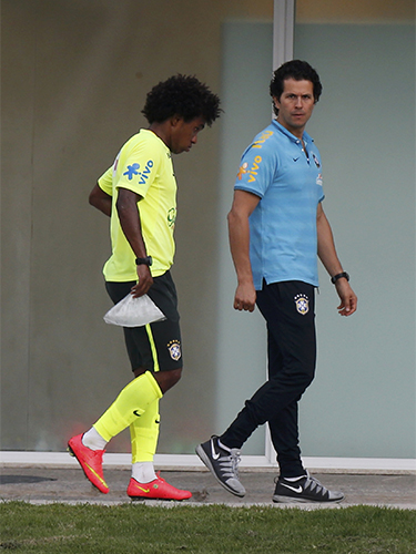 Willian (tr&aacute;i) bị chấn thương trong buổi tập rạng s&aacute;ng 6-7Ảnh: REUTERS