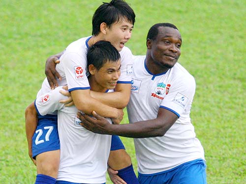 Minh Vương (27) được c&ocirc;ng k&ecirc;nh sau pha ghi b&agrave;n đẹp mắt cho HAGL.Ảnh: Dương Thu