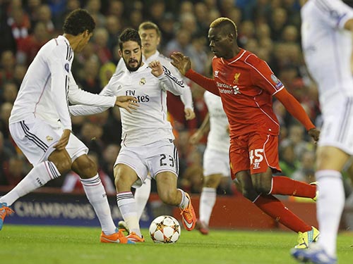 Lượt đi, Balotelli (45) vô hại trước hàng thủ Real Madrid nên khó có cơ hội để tiền đạo người Ý tỏa sáng tại sân BernabeuẢnh: REUTERS