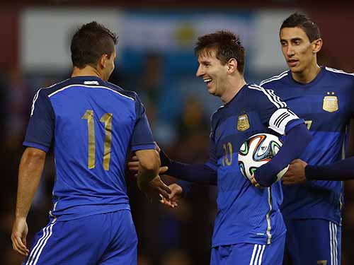 Messi (giữa) chỉ nhỉnh hơn Ronaldo ở thành tích tại đội tuyển quốc gia khi Argentina vào đến trận chung kết World CupẢnh: REUTERS
