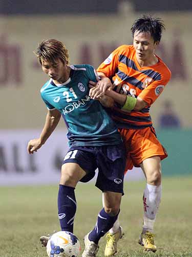 Mạnh Dũng (trái) trong trận gặp Yangon United ở AFC Cup 2014 Ảnh: Hải Anh