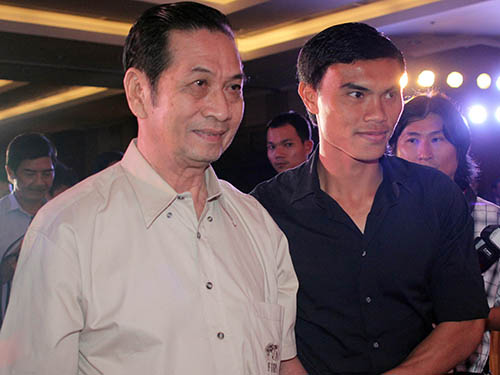 “Thương hiệu” Tam Lang gắn với bóng đá đẹp, cống hiến, fair-play: Ông cùng Tài Em - người tố cáo tiêu cực tại SEA Games 2005 của một số tuyển thủ U23 Việt Nam - được BTC Giải thưởng Bóng đá cao thượng vinh danh năm 2012Ảnh: QUANG LIÊM