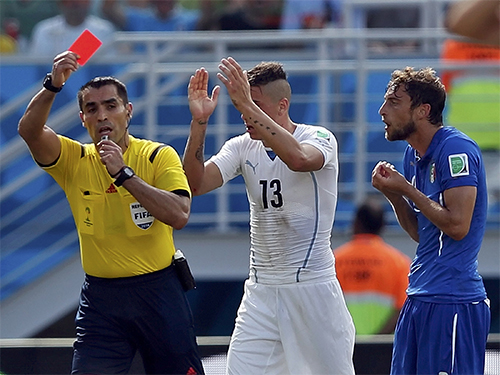 Trọng t&agrave;i Rodriguez (tr&aacute;i) đuổi Marchisio trong pha v&agrave;o b&oacute;ng th&ocirc; bạo ở trận &Yacute; thua Uruguay 0-1 Ảnh: REUTERS