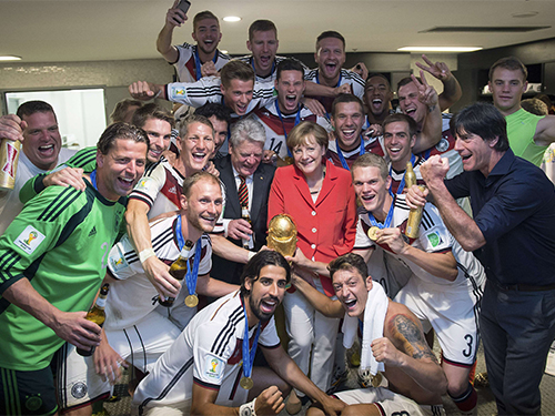 Tổng thống Đức Joachim Gauck, Thủ tướng Angela Merkel ch&uacute;c mừng thầy tr&ograve; HLV J. Loew   Ảnh: REUTERS