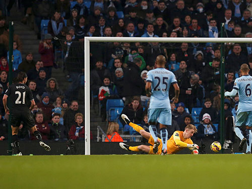 Boyd ghi b&agrave;n r&uacute;t ngắn tỉ số 1-2 cho Burnley  Ảnh: REUTERS