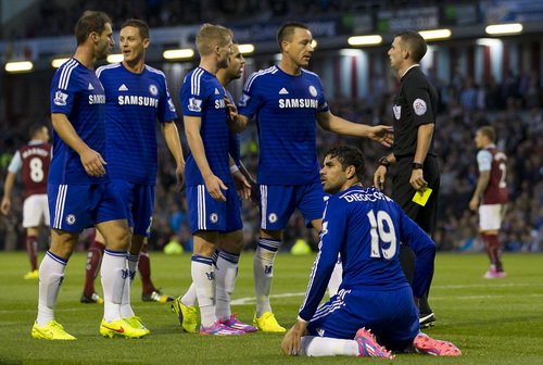Chelsea bất phục với tấm thẻ v&agrave;ng d&agrave;nh cho Costa