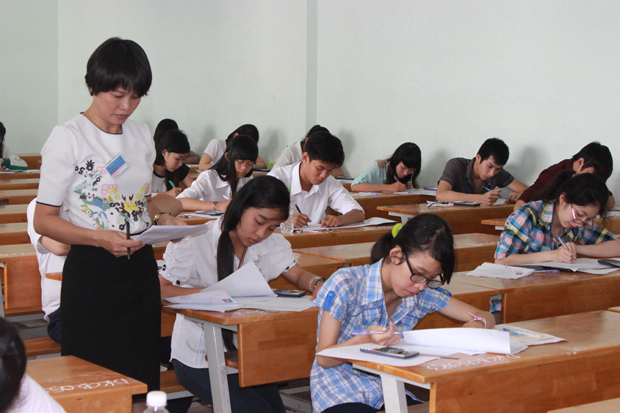 Th&iacute; sinh thi ĐH năm 2014 tại Hội đồng thi Trường ĐH C&ocirc;ng nghệ TPHCM. Ảnh: H. L&acirc;n