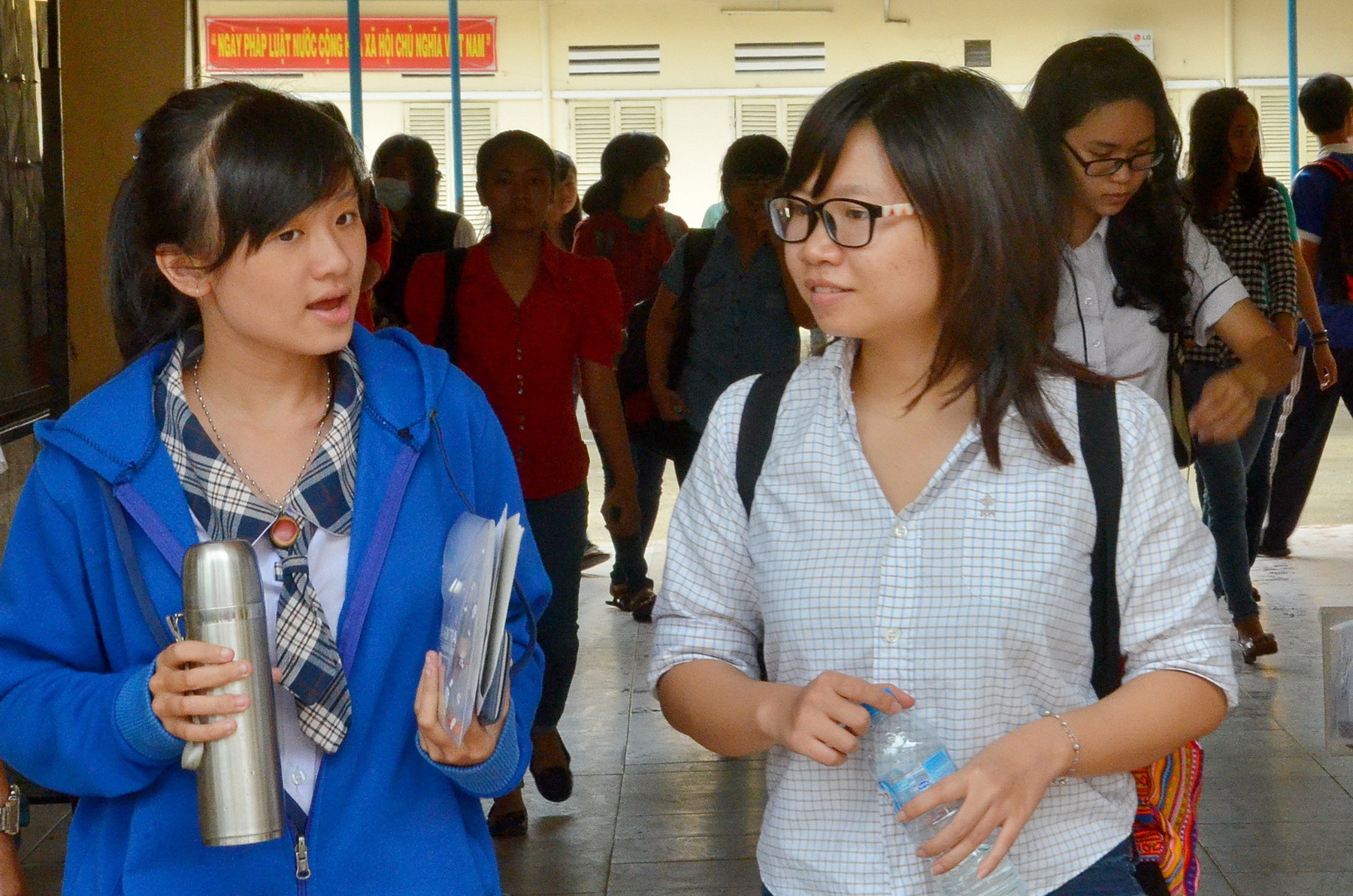 Th&iacute; sinh trao đổi sau buổi thi s&aacute;ng 9-7. Ảnh: T. Thạnh
