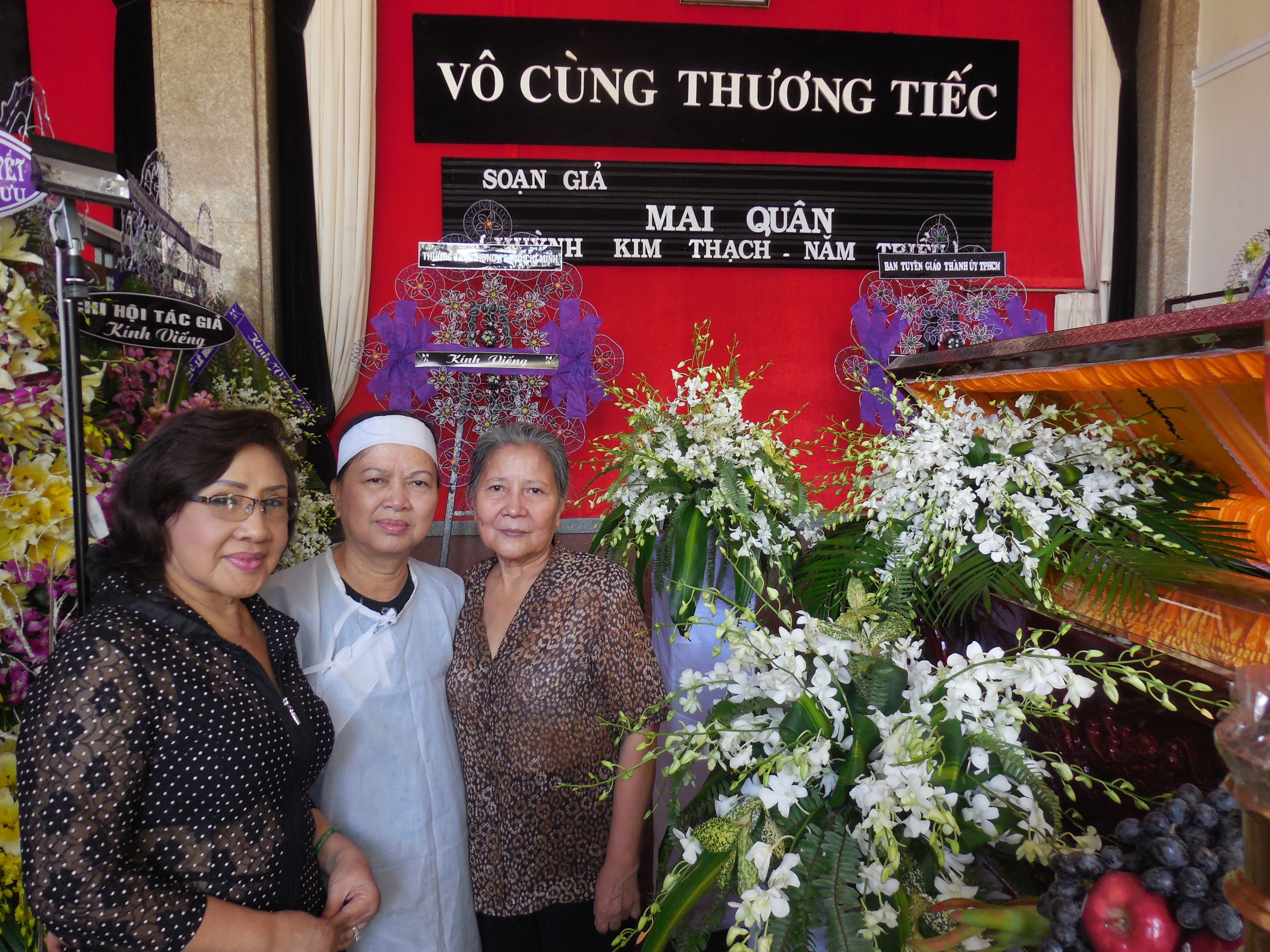 NSND Lệ Thủy, NSƯT Th&ugrave;y Li&ecirc;n v&agrave; L&ecirc; Thiện tại tang lễ của cố soạn giả Mai Qu&acirc;n