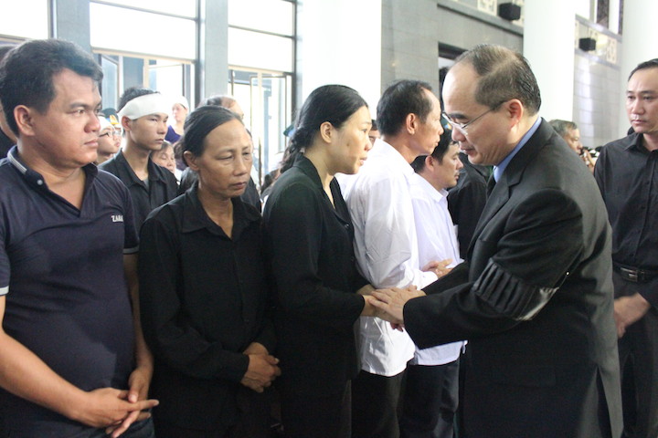 Chủ tịch UB Mặt trận tổ quốc Việt Nam Nguyễn Thiện Nh&acirc;n nắm chặt tay động vi&ecirc;n th&acirc;n nh&acirc;n c&aacute;n bộ, chiến sỹ hy sinh