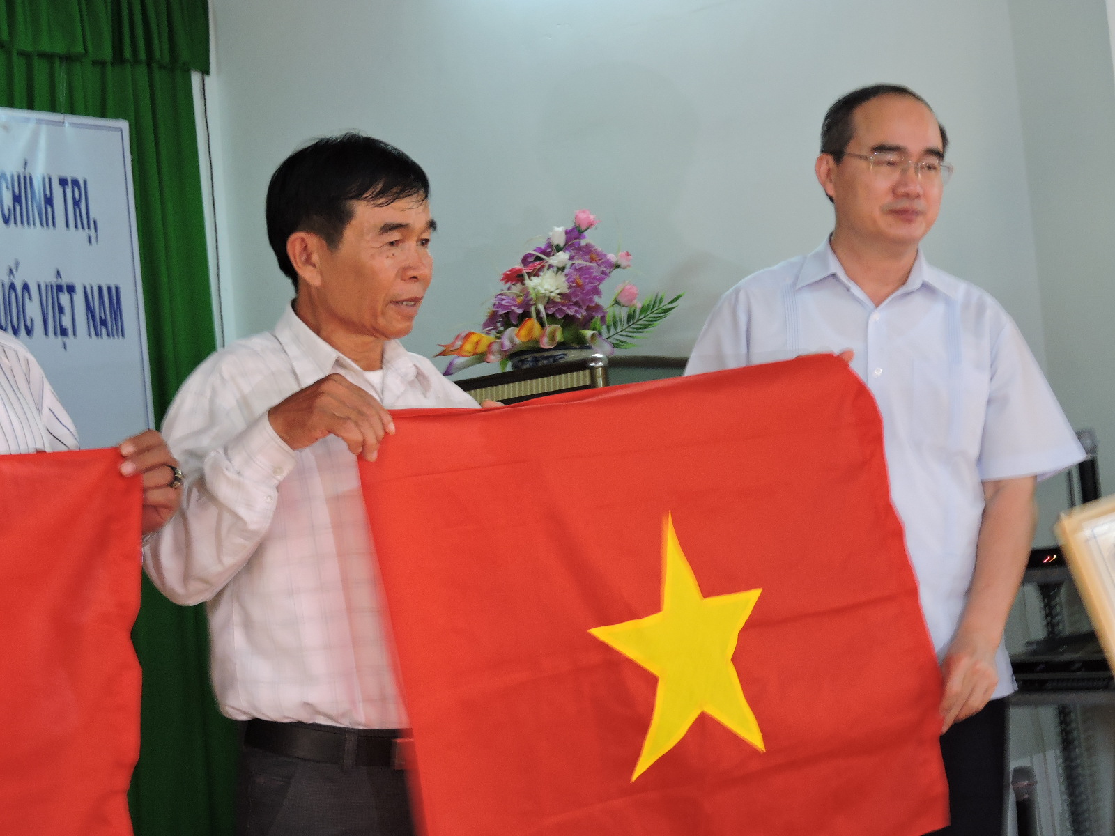 &Ocirc;ng Nguyễn Thiện Nh&acirc;n, Chủ tịch UBTƯMTTQ Việt Nam (phải), trao cờ tổ quốc cho đại diện nghiệp đo&agrave;n nghề c&aacute;