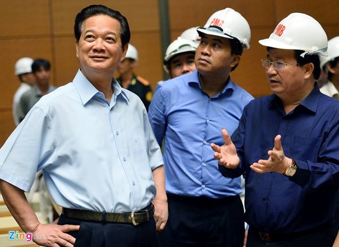 Chiều 3/10, Thủ tướng Nguyễn Tấn Dũng đ&atilde; đi thị s&aacute;t c&ocirc;ng tr&igrave;nh. Theo Bộ trưởng X&acirc;y dựng Trịnh Đ&igrave;nh Dũng (phải), trong những ng&agrave;y n&agrave;y, ở đ&acirc;y lu&ocirc;n c&oacute; tới 2.000 lao động gấp r&uacute;t l&agrave;m việc để ho&agrave;n thiện.
