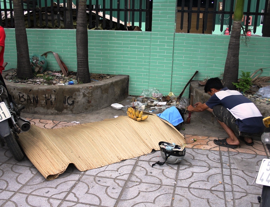 Vừa đậu xe tr&ecirc;n vỉa h&egrave; người đ&agrave;n &ocirc;ng ng&atilde; nh&agrave;o xuống đường tử vong.