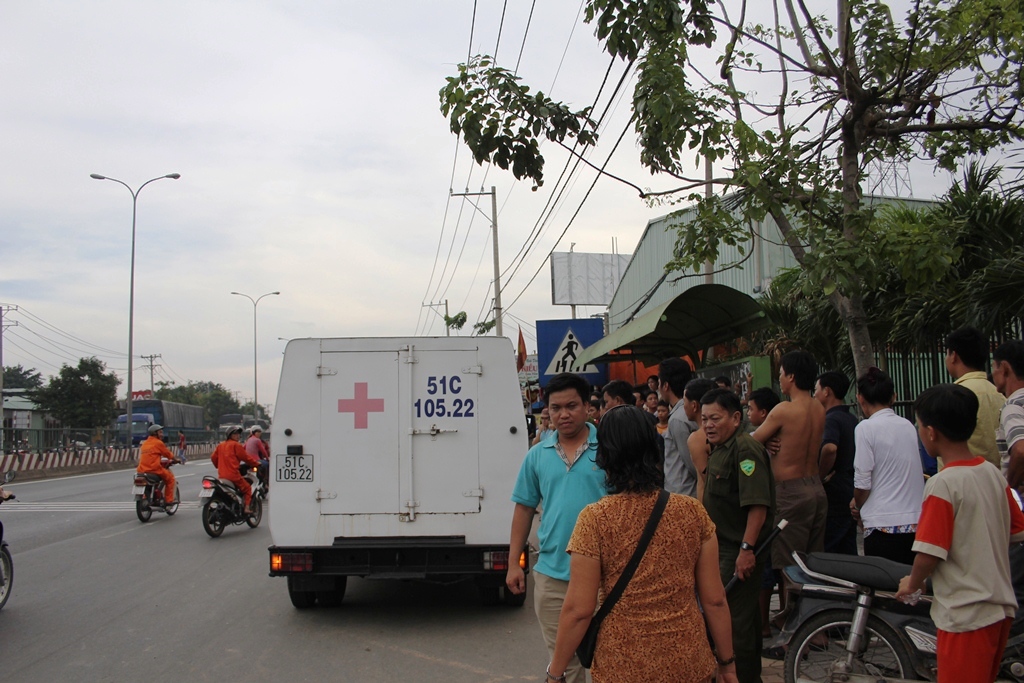 Xe của C&ocirc;ng ty M&ocirc;i trường Đ&ocirc; thị  TP c&oacute; mặt đưa x&aacute;c nạn nh&acirc;n đi nơi kh&aacute;c.
