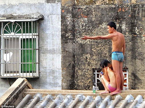 Bị nhà gái phản đối, chàng trai lôi người yêu lên nóc nhà thoát y!