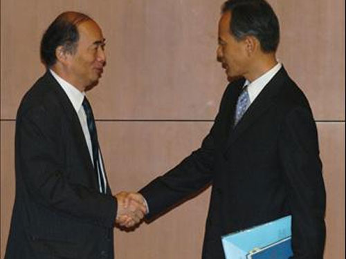 Đại sứ Trung Quốc ở Washington Th&ocirc;i Thi&ecirc;n Khải (phải) v&agrave;&nbsp;Đại sứ Nhật Bản tại Washington Kenichiro Sasae. Ảnh&nbsp;