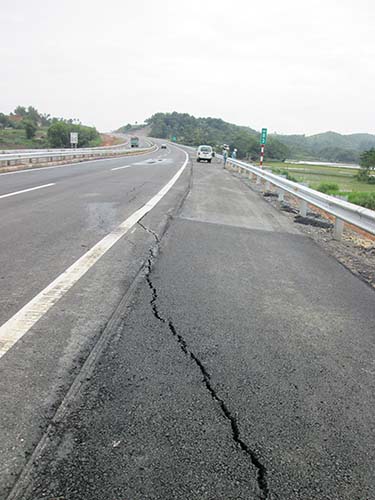 Vị trí nứt tại Km83 đường cao tốc Nội Bài - Lào Cai được VEC đổ tại nền đất yếuẢnh: ĐỖ DU