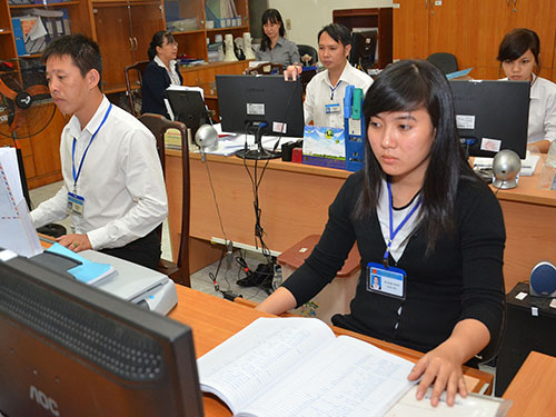 Chi phí thiết yếu cho đời sống đều tăng nhưng không tăng lương thì người lao động càng khó khăn hơn Trong ảnh: Nhân viên UBND quận 1, TP HCM trong giờ làm việcẢnh: Tấn Thạnh
