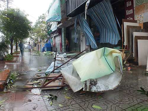 TP Móng Cái (Quảng Ninh) ngổn ngang sau khi bão số 2 tràn qua Ảnh: Trọng Đức