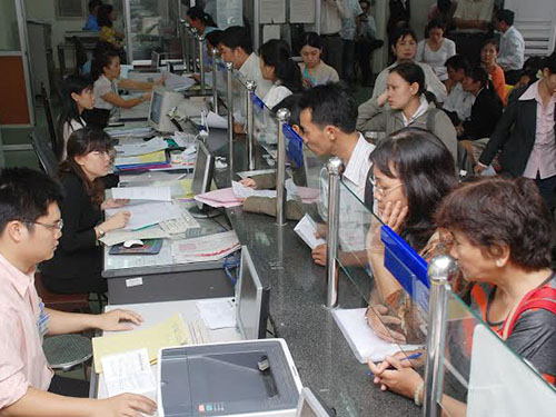 Đại diện doanh nghiệp làm thủ tục đăng ký kinh doanh tại Sở Kế hoạch và Đầu tư
TP HCM Ảnh: TẤN THẠNH