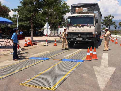 Tài xế xe tải liên tục gây hấn