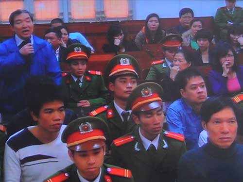Nhân chứng Dương Chí Dũng (đứng) đã khai nhiều nội dung gây chú ý tại phiên tòa xét xử Dương Tự TrọngẢnh: Thế Kha