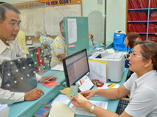 Người dân làm thủ tục hành chính tại UBND quận Tân Bình, TP HCMẢnh: TẤN THẠNH